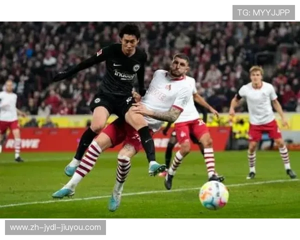 足球比赛中的高空球争夺与身体对抗 足球比赛中的高空球争夺与身体对抗